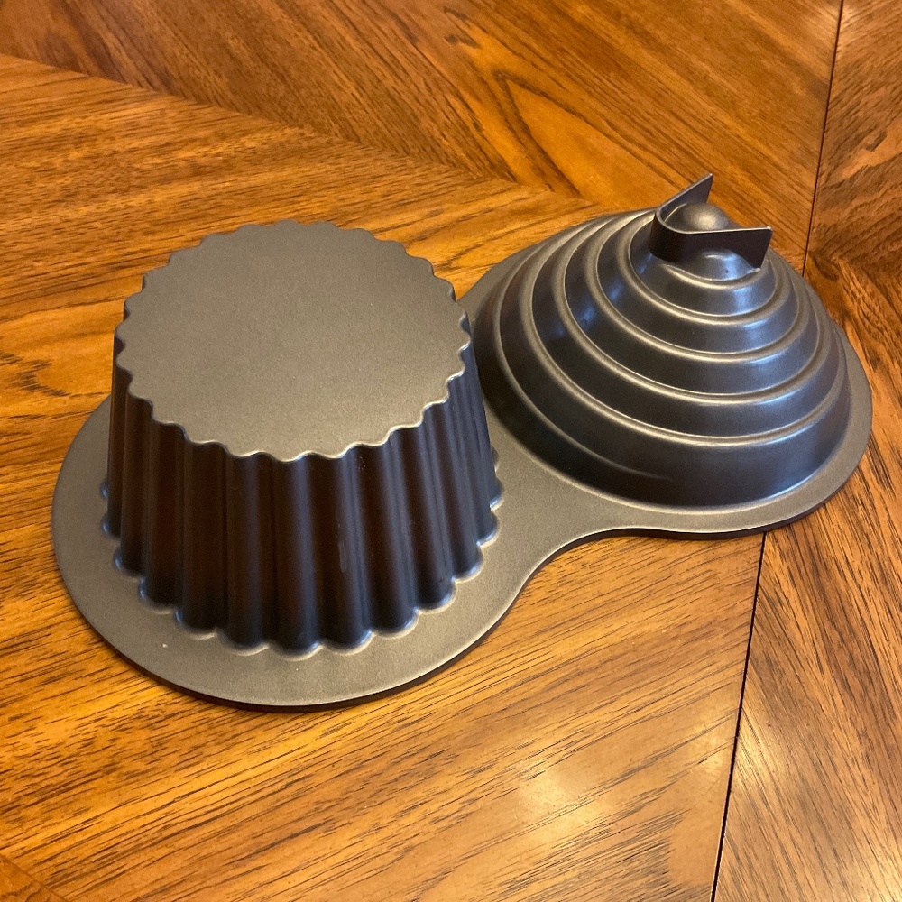 WILTON Giant cupcake cake mold
